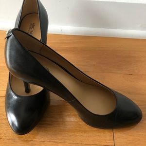 Michael Kors leather round toe black pump size 7